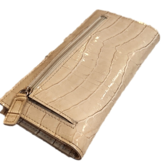 WOMENS Guess cream patent reptile skin wallet. - Picture 14 of 15